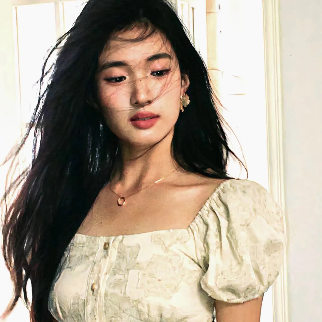 高墙、黑色与帅小伙